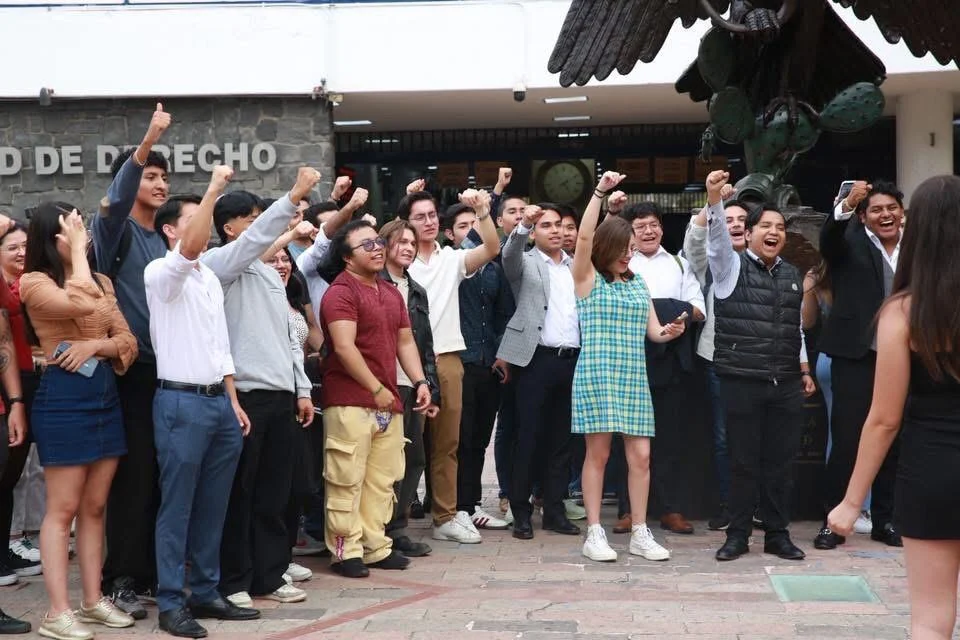 Comunidad de alumnos de Invictus celebrando juntos